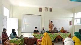 foto bapak kepala disdikbud sedang memberikan arahan dalam kegiatan sosialisasi sekolah penggerak...