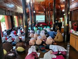 foto peserta sedang sibuk menggambar batik di acara memperingati hari museum
