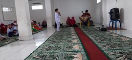 Foto Peserta sedang Melakukan Lomba Adzan dalam Kegiatan Keagamaan/Religius Antar Murid TK Sekeca...