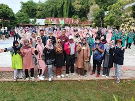 foto bersama seluruh peserta  dalam kegiatan memperingati hari guru