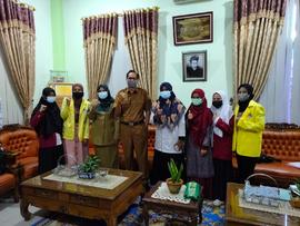 foto bersama mahasiswa dengan bapak kepala disdikbud  dalam acara penyerahan mahasiswa program ka...
