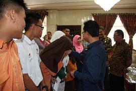 14-5-2016 sabtu lembur penyerahan piagam siswa berprestasi di rumah  1