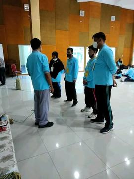 foto calon kepala sekolah sedang berdiskusi dengan pembimbing