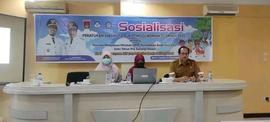 foto bapak kepala disdikbud dan rekan nya sedang memperhatikan peserta kegiatan tentang standar p...