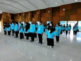 foto calon kepala sekolah sedang mendengarkan arahan