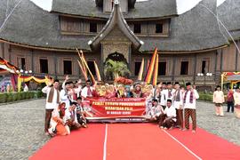 Pawai Budaya Prosesi Adaik Maantaan Paja Di Nagari Kurai