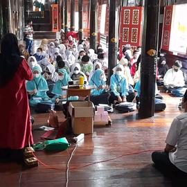 foto peserta sedang mendengarkan arahan dalam memperingati hari museum
