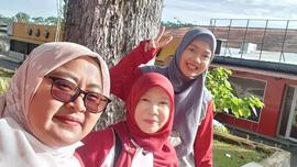 foto pengawas dari disdikbud dalam acara pengawasan TK