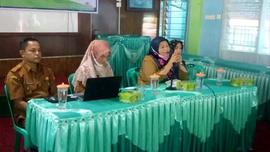 foto panitia sedang memberikan pengarahan