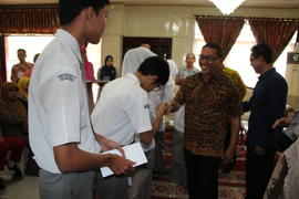 14-5-2016 sabtu lembur penyerahan piagam siswa berprestasi di rumah 1
