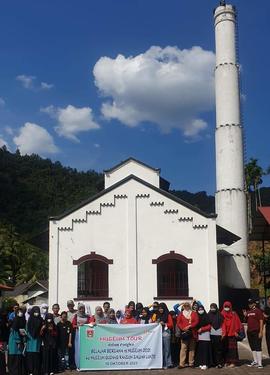 foto seluruh peserta dan pengawas museum tour