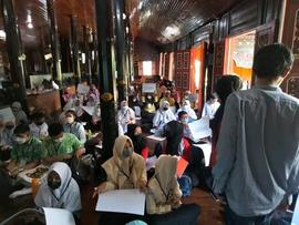 foto peserta dan panitia acara sedang sibuk dalam acara memperingati hari museum