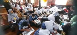 foto peserta sedang membuat gambar batik