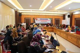 Foto 09 Tampak Keseriusan Peserta sedang Mencoba Menginput Dokumen Arsip ke Website SIKEDA