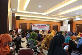 Foto 08 Peserta sedang Mencoba Mempraktekkan Penginputan Dokumen Arsip ke Website SIKEDA