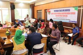 Foto 06 Peserta sedang Latihan Mempraktekkan Penginputan Dokumen Arsip ke Website SIKEDA