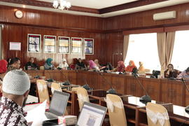 Peserta Rapat Evaluasi SIKEDA sedang menunggu giliran untuk tes percobaan Login SIKEDA