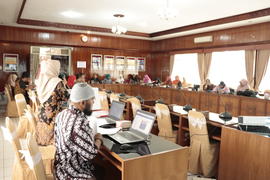 Mengisi waktu menjelang acara pembukaan