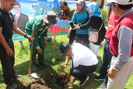 Penanaman Pohon dalam rangka Peringaatan Hari Lingkungan Hidup sedunia  dan kegiatan Manunggal  s...