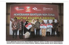 foto kegiatan penyerahan bantuan non tunai  program Keluaraga harapan tahun 2018