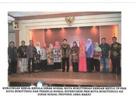 Foto kunjungan tim  program Keluaraga harapan  ( PKH ) dengan ibuk walikota ke dinas sosial propi...