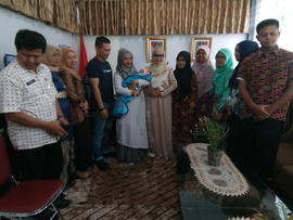 Foto penyerahan pengankatan anak 12