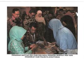 foto kegiatan penyerahan bantuan non tunai  program Keluaraga harapan tahun 2018