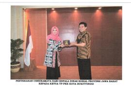 Foto kunjungan tim  program Keluaraga harapan  ( PKH ) dengan ibuk walikota ke dinas sosial propi...