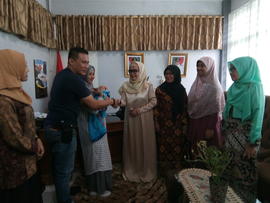 Foto penyerahan pengankatan anak 10