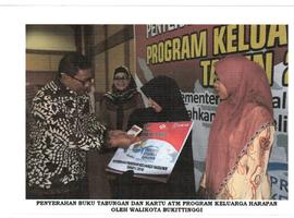 foto kegiatan penyerahan bantuan non tunai  program Keluaraga harapan tahun 2018