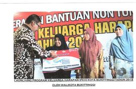 foto kegiatan penyerahan bantuan non tunai  program Keluaraga harapan tahun 2018