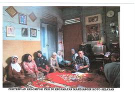 Foto kunjungan tim  program Keluaraga harapan  ( PKH ) ke rumah warga
