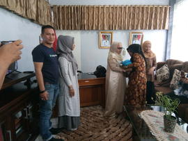 Foto penyerahan pengankatan anak 1