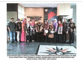 Foto kunjungan tim  program Keluaraga harapan  ( PKH ) dengan ibuk walikota ke dinas sosial propi...