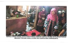Foto kunjungan tim  program Keluaraga harapan  ( PKH ) dengan ibuk walikota ke dinas sosial propi...