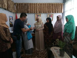 Foto penyerahan pengankatan anak 9
