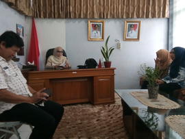Foto penyerahan pengankatan anak
