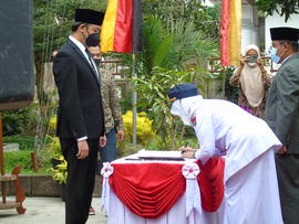 Khazanah Arsip Serah Terima Jabatan Camat Aur Birugo Tigo Baleh dari Drs. Hendry, ME kepada Nadia...