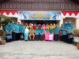 Foto Bersama Pengurus TP PKK Kelurahan Parit Antang dan Pengurus TP PKK Kota Bukittinggi