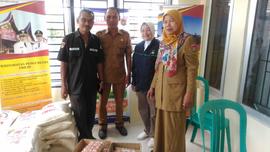 Foto Penyerahan Sembako Untuk Warga Kurang Mampu Tahun 2019
