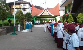 Lurah Aur Tajungkang Tengah Sawah Herman S. Sos Menjadi Pembina Upacara pada SD Negeri 14 Aur Taj...