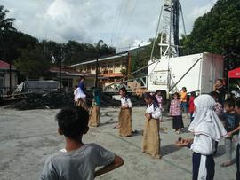 Permainan Pacu Karung dalam Rangka Hari Jadi Kota Bukittinggi Tahun 2017