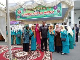 Foto Bersama Peserta Lomba Cipta Menu Beragam,Bergizi,Seimbang &amp; Aman (B2SA) Tahun 2021 denga...