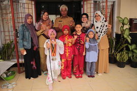Foto Bersama Lurah dan Staf dengan Atlit Wushu Cilik Berprestasi dari Kelurahan Manggis Ganting K...