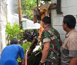 Satpol PP Kota Bukittinggi bersama Dinas Kebakaran saling bahu membahu dalam memberi pelayanan da...