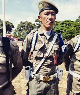 Bobby Yanuar personil Satpol PP Kota Bukittinggi menerima penghargaan sebagai Pegawai Teladan Sat...