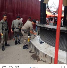 Personil Satpol PP melakukan kegiatan bersih-brsih di Posko piket jam gadang Pasar Atas
