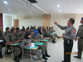 Peserta Bimtek sedang mendengarkan pengarahan dari narasumber