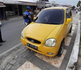 Penertiban terhadap mobil yg parkir diatas trotoar