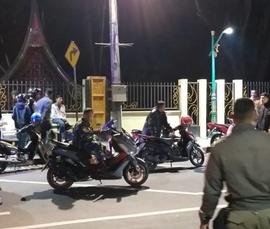 Foto Tim SK 4 menertibkan pengendara dan kendaraan dalam penertiban aksi balap liar di panorama